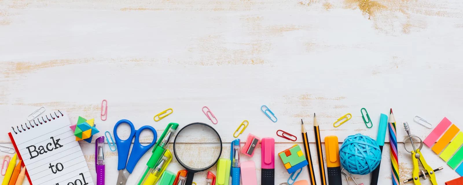 Fournitures scolaires sur une table en bois